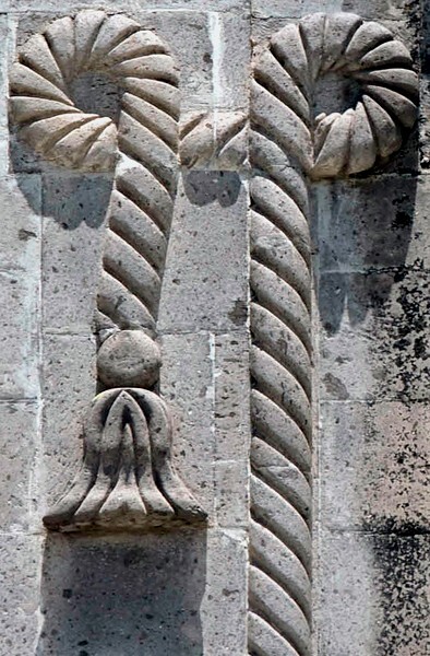 Façade detail, Franciscan cord (left) - La Magdalena
