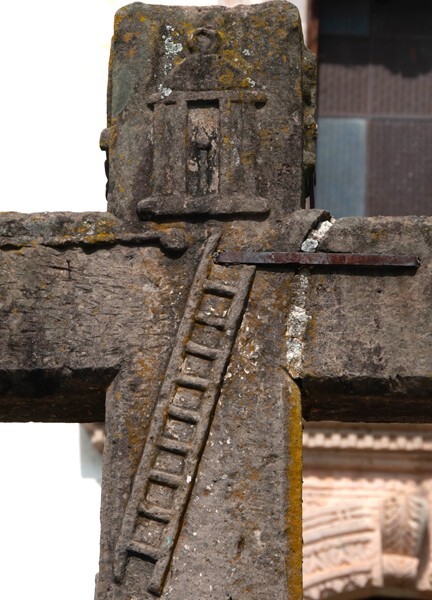 Atrial cross, back head - Capilla de los Zapateros