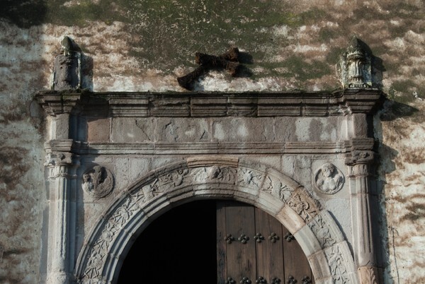 N portal, archivolt, architrave & spandrels - San Juan Bautista, façade, portería & posa chapels