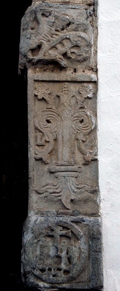 Santo Santiago, façade portal, right pilaster - Santiago Tilapa, México