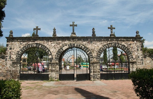 W atrial gate - San Pedro y San Pablo