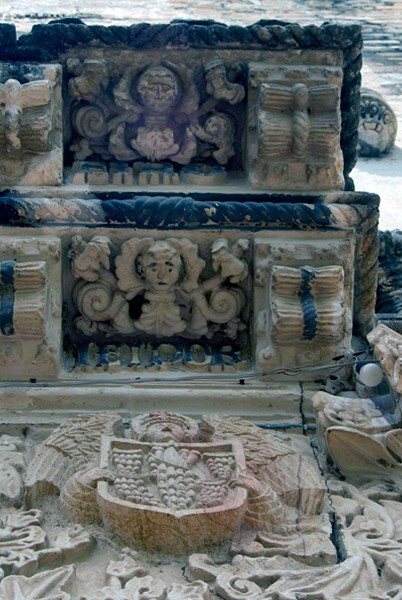 15_Huaquechula, Puebla, San Martín, main portal, intrados, closeup3 - San Martín, façade, posa chapel & atrial cross