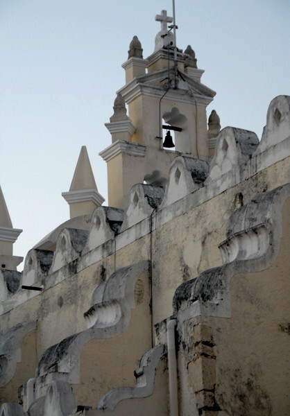 Façade espadaña, exterior nave buttressing & roof crenellation - Santiago