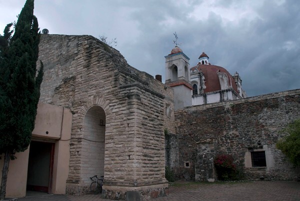 Exterior nave buttressing - Santiago Apóstol