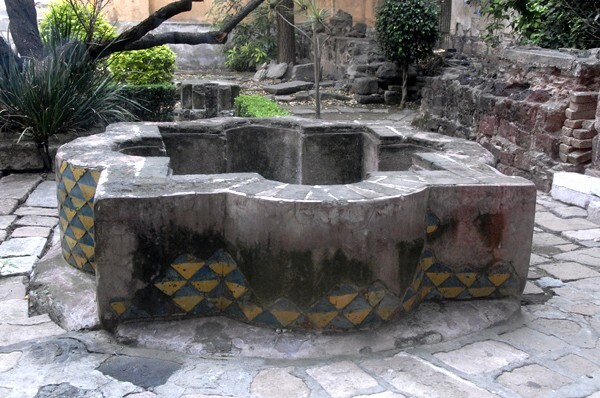 Patio fountain - Santa Teresa La Antigua