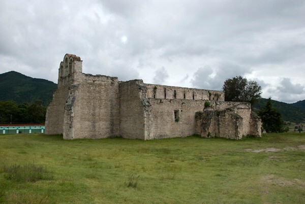 San Juan Bautista, apse espadaña & S exterior nave - San Juan Teposcolula, Oaxaca
