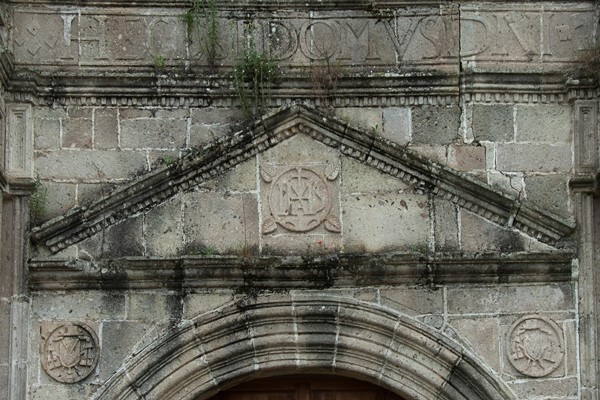Façade portal pediment - Los Santos Reyes