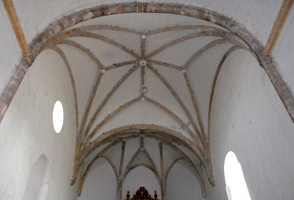 Nave & sanctuary ribbed vaults - San Antonio de Padua