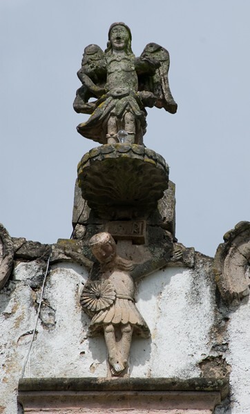 Façade gable & roof statue - Capilla de los Zapateros