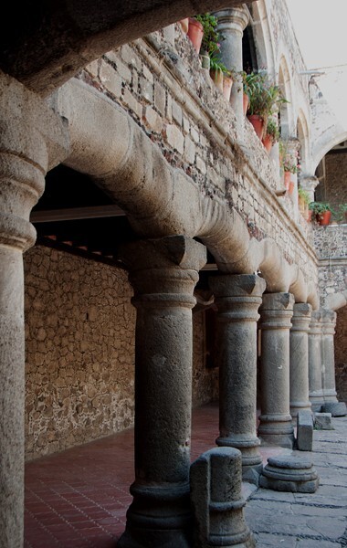 San Miguel Arcángel, lower cloister walk, basket arches - Coatlinchán, México