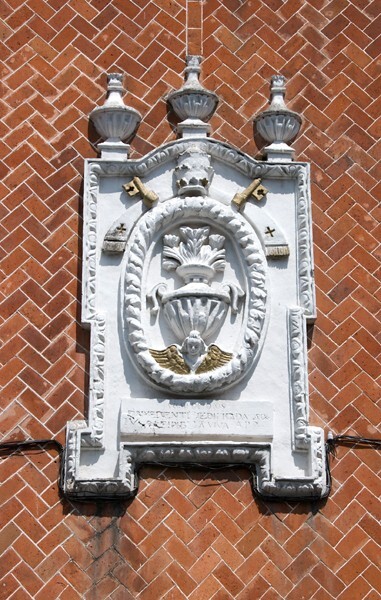 Hospital façade escutcheon - San Pedro & Ex-Hospital