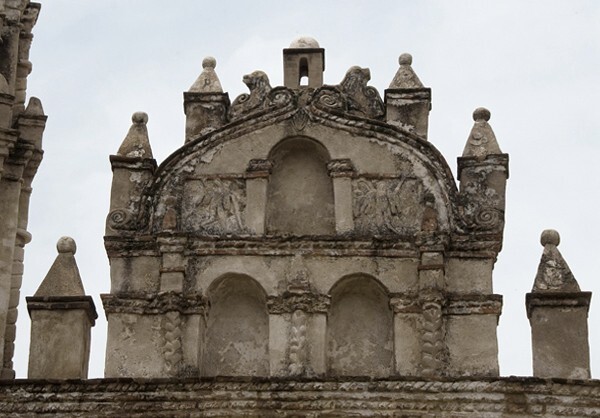 Façade gable, sculpture niches - San Martín