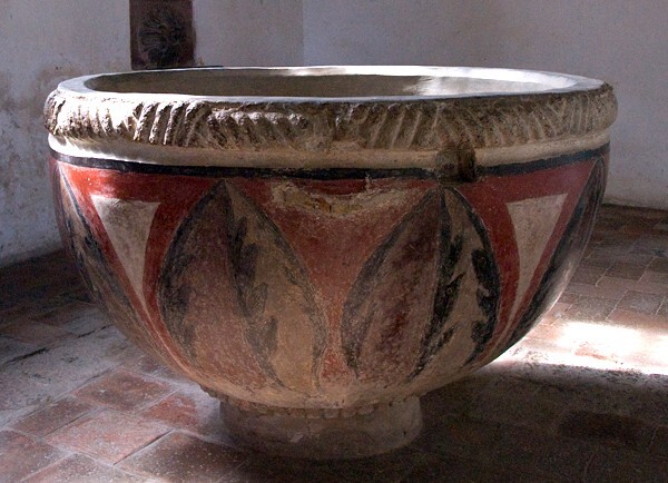 Baptistry, font - SS Pedro y Pablo, portería, capilla abierta & baptistry