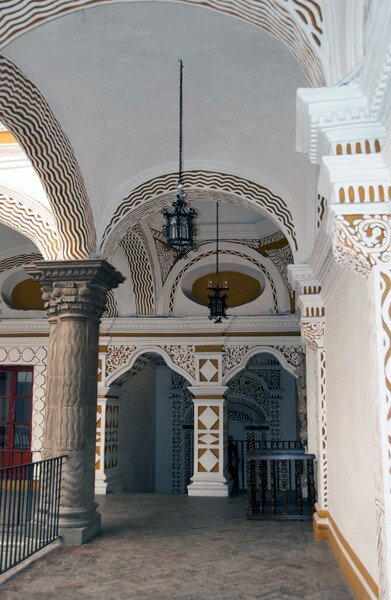 Patio, upper story ambulatory & stairwell arches - Casa de las Bóvedas