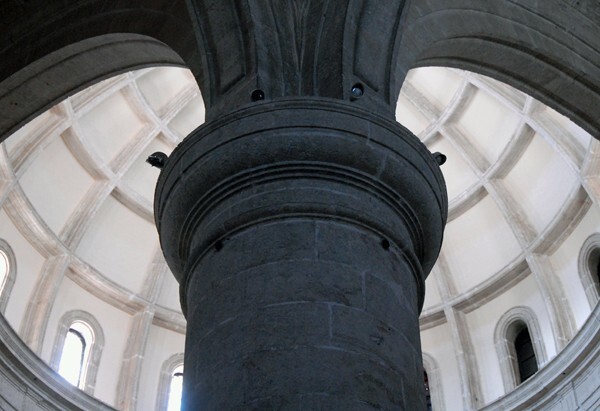 San Ildefonso, nave pillar, arches & cupola - San Ildefonso (Catedral)