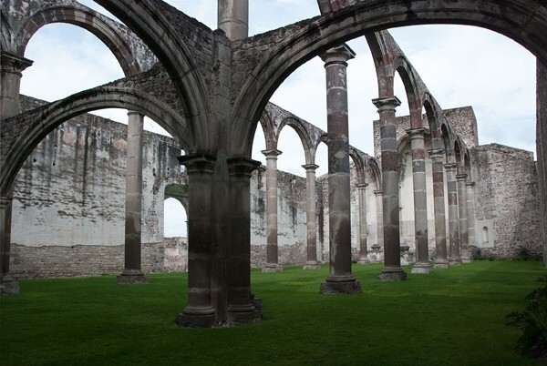 Basilica pillars & arches - Santiago Apóstol (ruins)