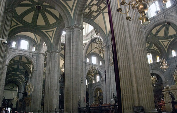 Basilica nave & pillars - Catedral de La Asunción