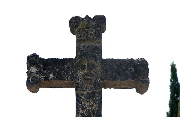 W atrial gate, central cross - San Pedro y San Pablo