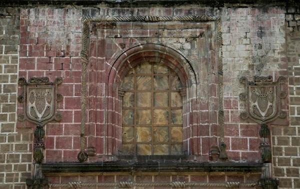 Façade, choir loft window - San Miguel Arcángel, façade, portería, crosses & porciúncula door