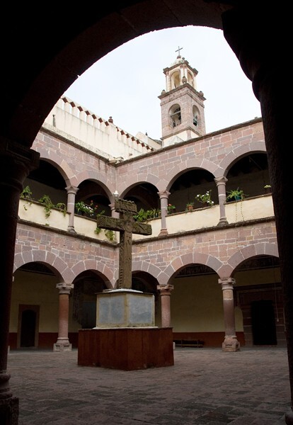 Cloister & atrial cross - San Martín