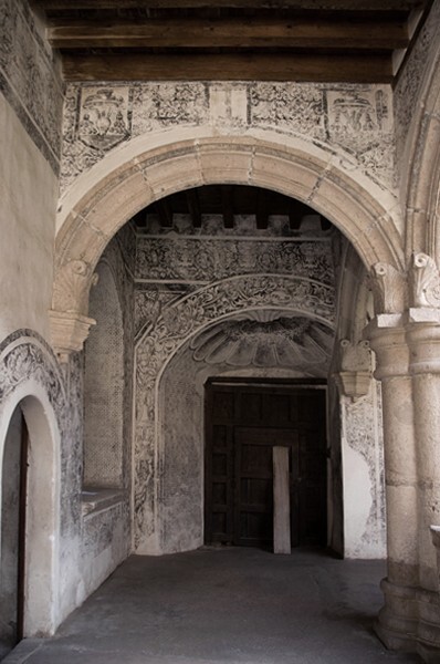 Lower cloister walk & portería portal - San Andrés, cloister with murals