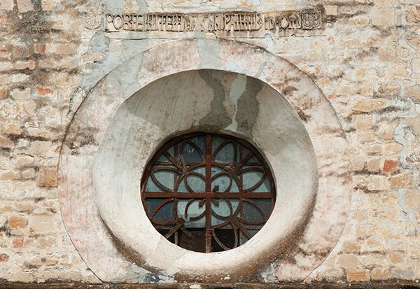 15_Huaquechula, Puebla, San Martín, façade, choir loft oculus - San Martín, façade, posa chapel & atrial cross