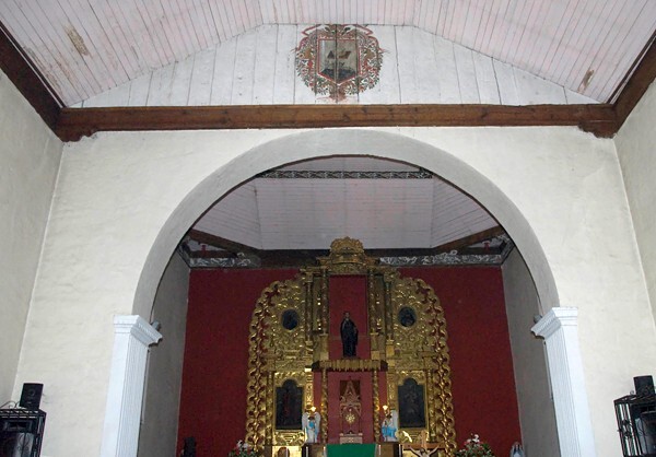 Chancel arch & high altar - San Nicolás