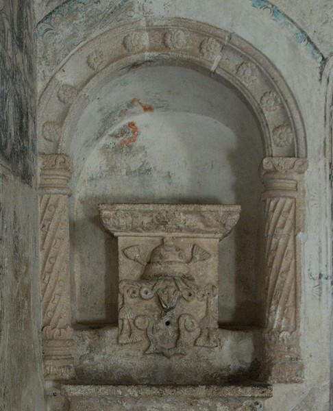 ala de profundis, wall niche - San Andrés, grisaille murals: baptistry, sala profundis & refectory