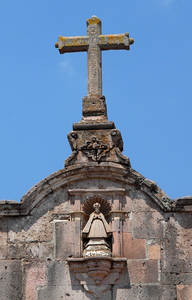 La Purísima Concepción, gable sculpture & roof cross - Coculo, Jalisco