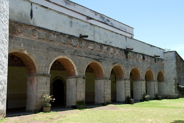 El Divino Señor, portería - El Divino Señor, façade, portería, N door, nave & atrial wall cross