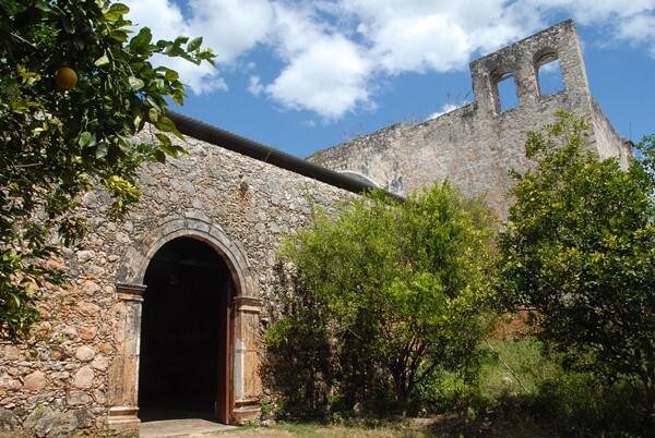 Church name unknown, lateral portal & espadaña - Ekpedz, Yucatán