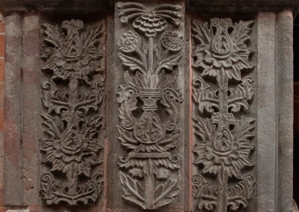Façade portal, left pilasters reliefs - Palacio de Gobierno