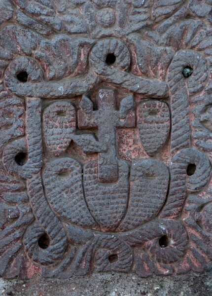 Santo Tomás, façade portal, right pilaster, Franciscan insignia - Santo Tomás Tetliztaca, Hidalgo