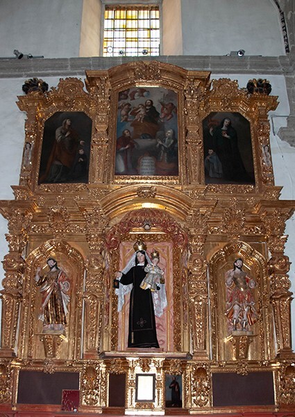 Right transept Nuestra Señora del Carmel altar - Capilla del Rosario