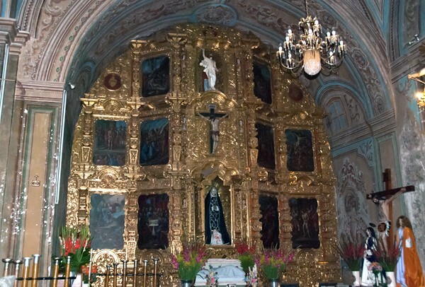 San Miguel Arcángel, high altar - Tlalixtac de Cabrera, Oaxaca
