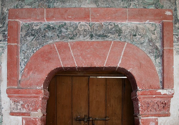 Los Santos Reyes, cloister door alfiz - Los Santos Reyes, cloister & murals