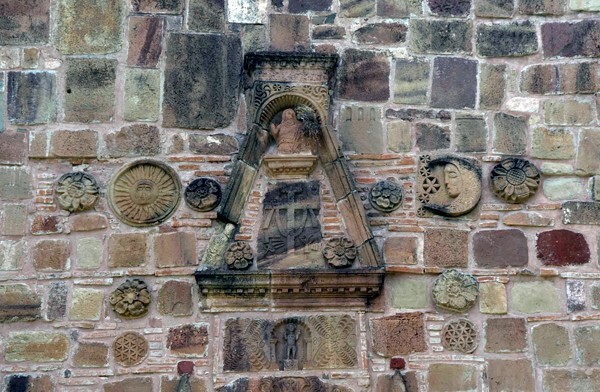 S portal, pediment niche & reliefs - Lateral portals, exterior nave & apse