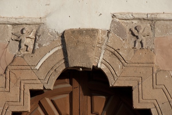 Façade portal, mixtilinear arch - San Jerónimo