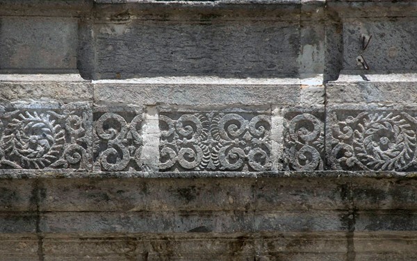 Façade portal, cornice relief - La Magdalena