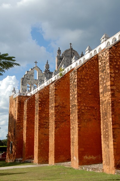 Tekax, Yucatán, San Juan Bautista, exterior nave buttressing - Tekax, Yucatán