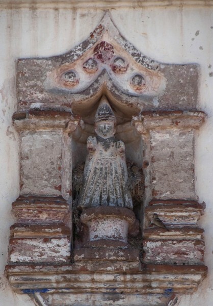 Façade niche sculpture - San Nicolás de Bari