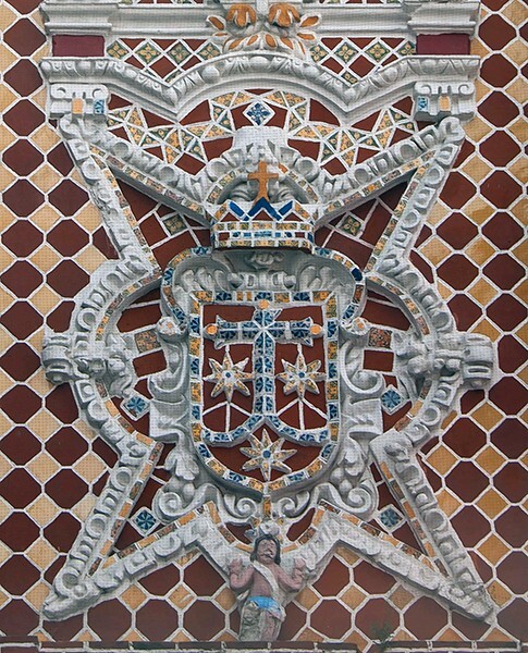 La Tercera Orden, façade, mixtilinear azulejos insignia - El Carmen