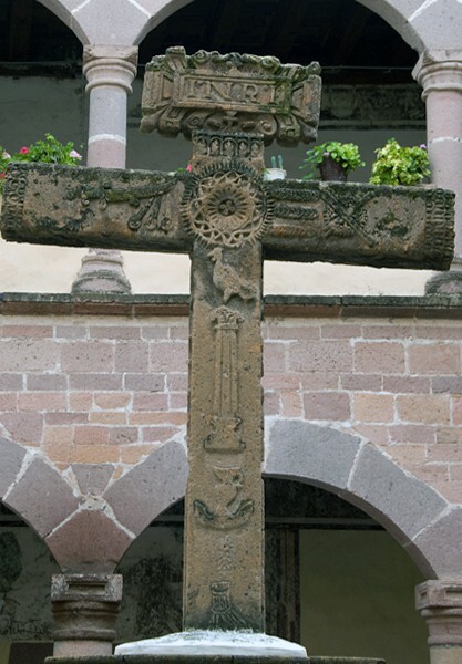 Atrial cross, front - San Martín