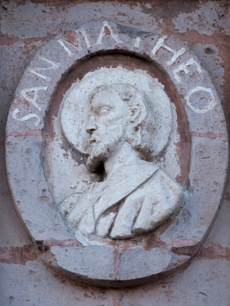 La Transfiguración de Cristo, façade, main portal roundel (right) - La Transfiguración de Cristo