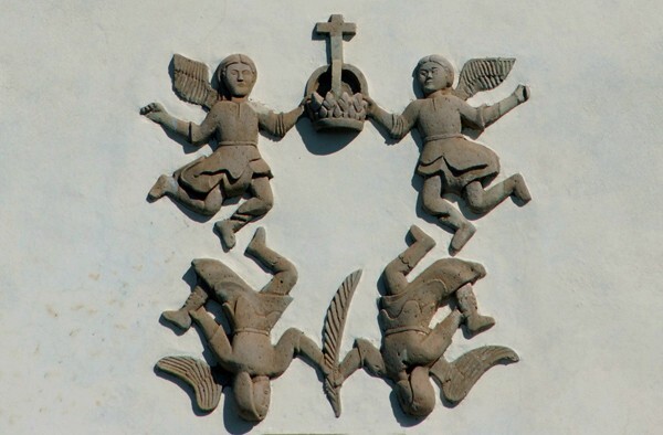 Santa María, façade gable relief, angels with crown - Santa María del Oro, Nyarit