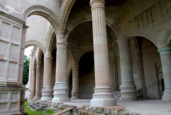 Capilla abierta, pillars & arches - Capilla abierta