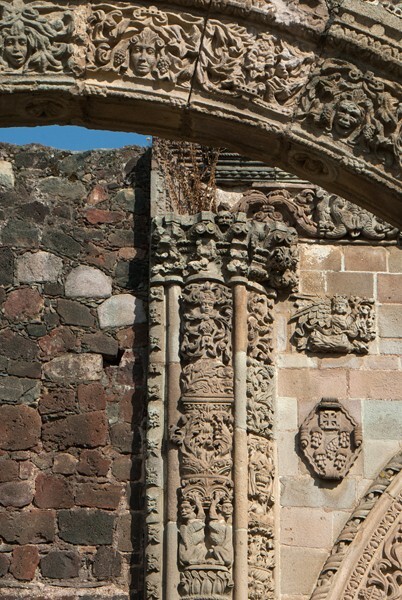 Portería arch & chancel arch alfiz (detail left) - San Luis Obispo, capilla abierta