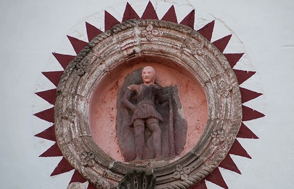 Façade oculus & sculpture - San Juan Bautista