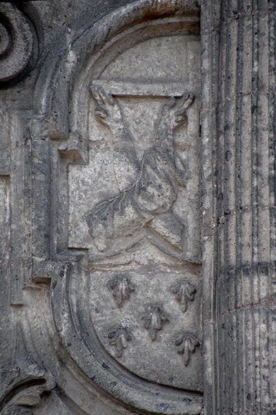 Façade, second story Franciscan insignia (left) - Santiago