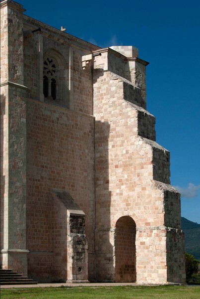 Exterior N nave buttressing - Santo Domingo (exterior)